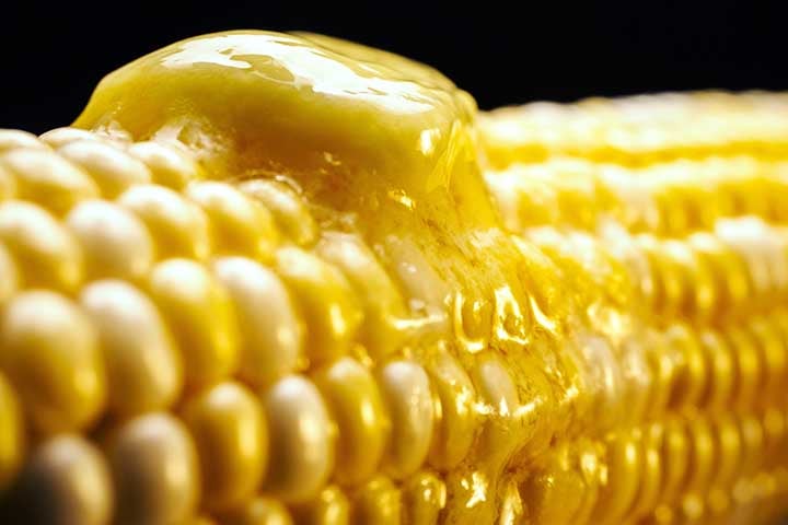 Por muitas dÃ©cadas, se debateu entre quem era mais saudÃ¡vel para o consumidor. No entanto, a manteiga apresenta gordura saturada e colesterol, enquanto a margarina nÃ£o contÃ©m colesterol, mas pode contar com a gordura interesterificada (substituta da gordura trans).