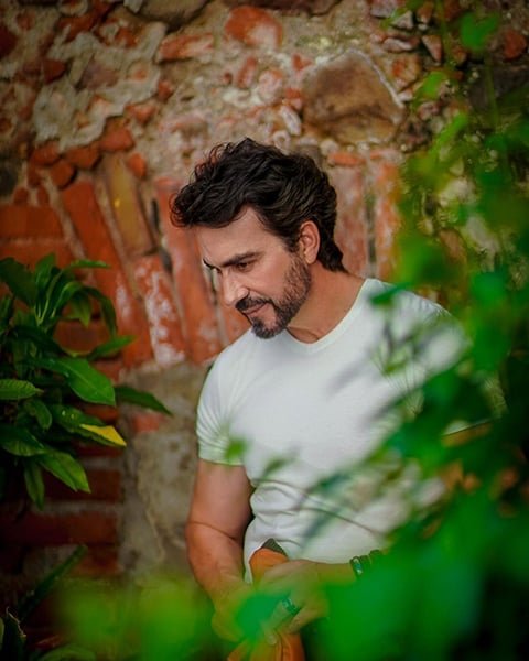 Ele foi ordenado sacerdote pela oração consacratória e imposição das mãos de Dom Alberto Taveira Corrêa, Arcebispo Metropolitano de Palmas, Tocantins, no dia 15 de dezembro de 2001, em sua cidade natal, na Igreja Matriz de São Vicente Ferrer, no seminário São Judas Tadeu de Terra Boa, Paraná.
