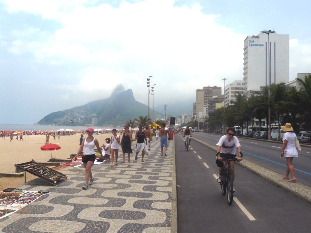 2) Praia de Ipanema (Rio de Janeiro, Brasil): Além da praia em si, o calçadão se tornou um símbolo do Rio de Janeiro , por ser um local de constante movimento, com pessoas caminhando, correndo, praticando esportes ou simplesmente apreciando a vista.