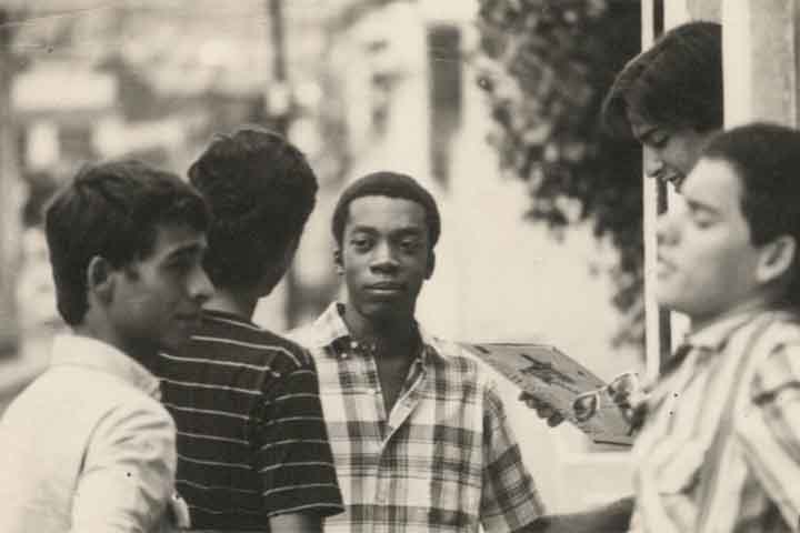 Carioca de nascimento e mineiro de coração (criado em Três Pontas), tornou-se conhecido nacionalmente com a composição "Travessia", parceria com Fernando Brant, que ocupou a segunda posição na edição de 1967 do Festival Internacional da Canção.