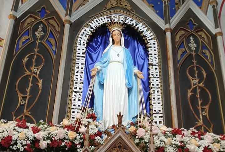 Nossa Senhora das Graças - A invocação origina-se do relato de uma aparição de Nossa Senhora à religiosa Catarina Labouré, na França, em 1830.  
