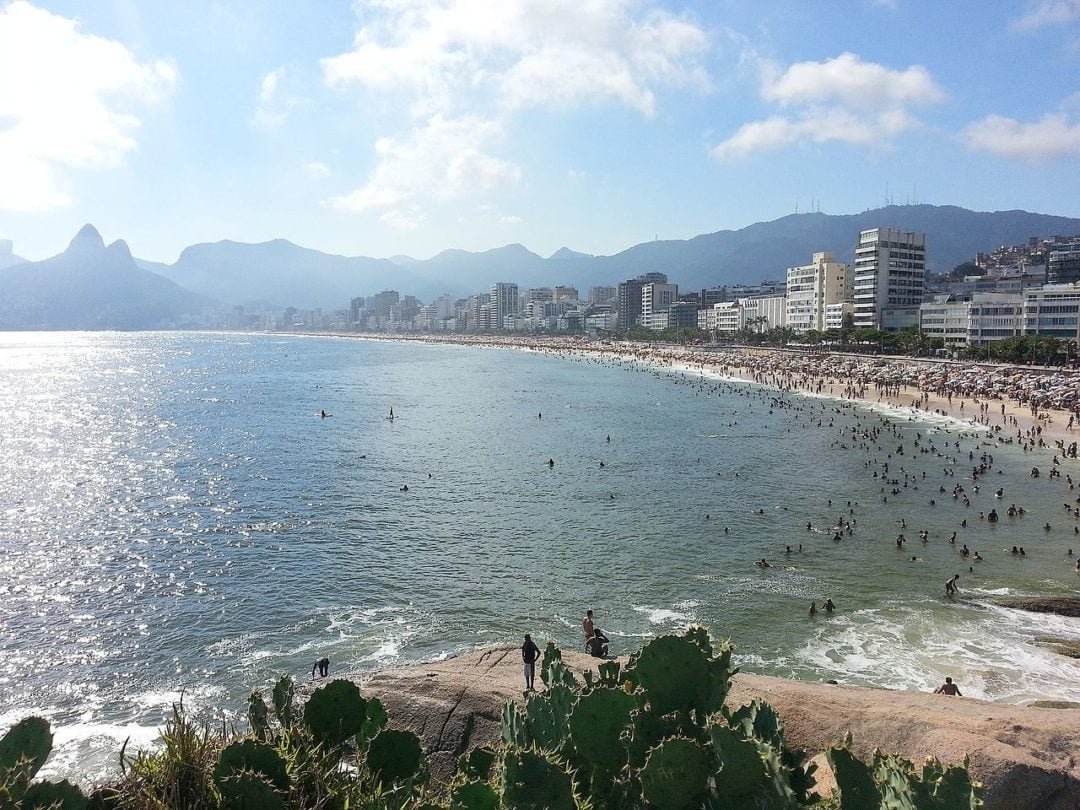 A praia de Ipanema também faz parte do histórico cultural da cidade, como quando foi imortalizada na música "Garota de Ipanema", composta por Tom Jobim e Vinicius de Moraes, além de ter sido um importante palco do movimento da Bossa Nova, nos anos 50 e 60.