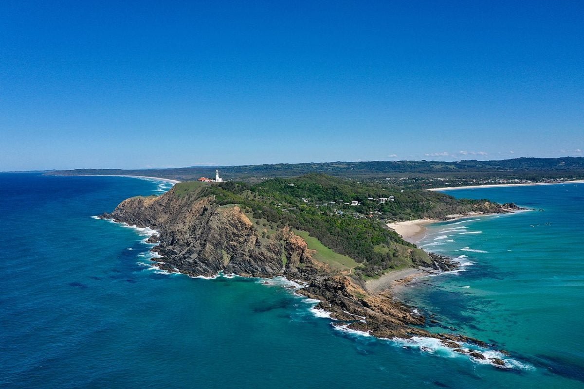 1) The Pass (Byron Bay, Austrália): A praia considerada a "melhor do mundo", segundo a "Lonely Planet", tem águas cristalinas e transparentes, perfeitas para mergulhar com snorkel e praticar outros esportes aquáticos.
