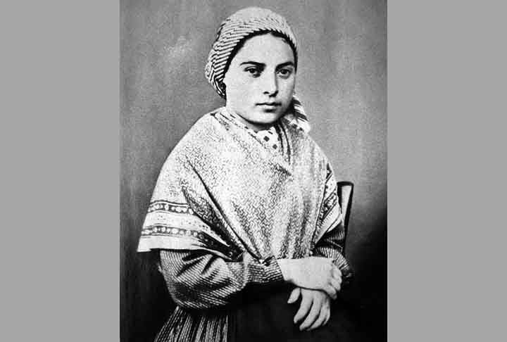 Bernadette Soubirous (foto), uma camponesa então com 14 anos, contou à mãe sobre a primeira das 18 aparições no dia 11 de fevereiro de 1858, na Gruta de Massabielle. 

