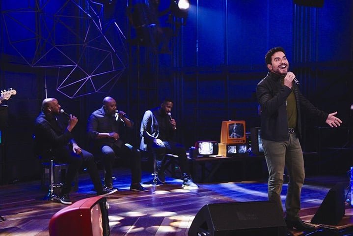 Seu primeiro disco de platina, intitulado "Vida", foi lançado pela LGK Music e pela Som Livre, com quem continuou gravando. Por ela, lançou mais dois discos (Iluminar e Eu e o Tempo – CD e DVD) até o fim do ano de 2009. Também teve breve passagem pela gravadora Sony Music. 
