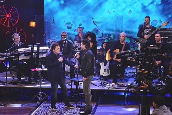 Antes disso, tendo como referencial o Padre Zezinho (SCJ), precursor dos padres cantores desde a década de 1960, Fábio de Melo lançou seu primeiro CD, em 1997, com o título "De Deus um cantador".
