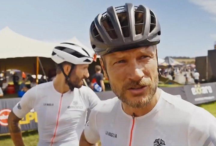 O marido da apresentadora Fernanda Lima estava na Cidade do Cabo gravando uma reportagem para o quadro "Planeta Extremo", do Esporte Espetacular, quando caiu da bicicleta e bateu as costas.