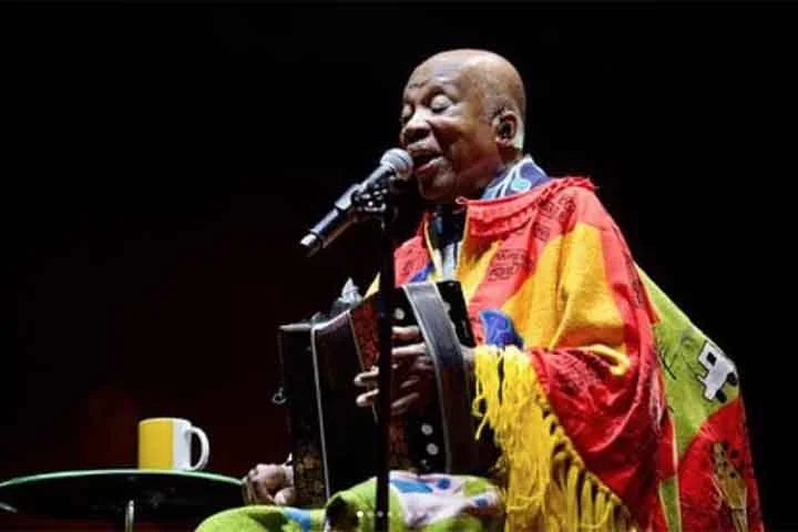 Em uma pensão na capital mineira, no Edifício Levy, Milton conheceu os irmãos Borges, Marilton, Lô e Márcio. Dos encontros na esquina, surgiram as  letras de canções como "Cravo e Canela", "Alunar", "Para Lennon e McCartney", "Trem Azul", "Nada Será Como Antes", "Estrelas", "São Vicente" e "Cais". 