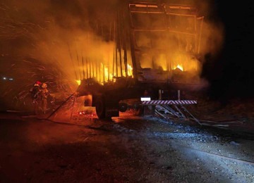 A carga foi destruída pelas chamas -  (crédito: CBMMG/Divulgação)