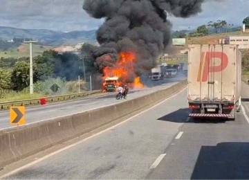 Vídeos mostram carreta tomada pelas chamas na BR-381, no Sul de Minas -  (crédito: Redes sociais)