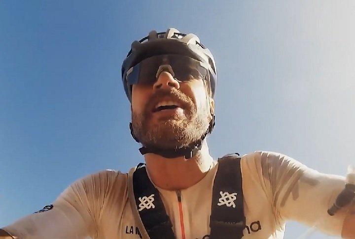 Ele precisou abandonar a competição e procurar um hospital. Os médicos descobriram que Rodrigo tinha um abscesso e, para evitar que a situação piorasse e se transformasse em algo mais grave, teve que passar por cirurgia de emergência antes de retornar ao Brasil.