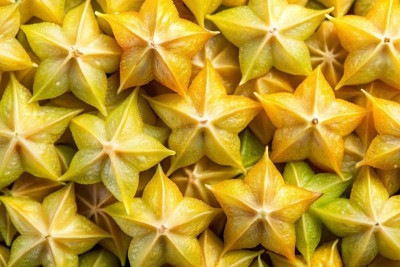 Rica em nutrientes, como vitaminas, minerais e fibras, a carambola é uma fruta refrescante e uma das opções para combater o calor e hidratar o corpo. Conheça os benefícios deste alimento, suas restrições em casos específicos e origem. -  (crédito: Imagem de JetalProduções por Pixabay)