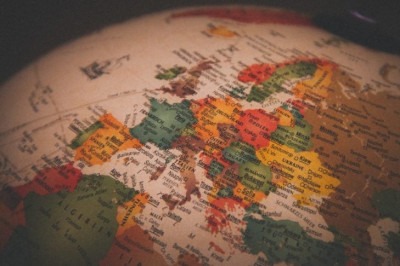 O site de viagens European Best Destination (Melhores Destinos da Europa na tradução livre) tem um levantamento das praias mais lindas do continente com base no voto de milhares de turistas de 83 países.  Algumas ficam meio escondidas; e outras são bastante conhecidas. Todas ideais para programas românticos ou familiares. -  (crédito: Christian Lue Unsplash)