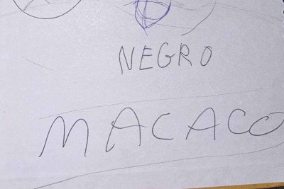 Menino de 12 anos teve as palavras 'macaco' e 'negro' escritas em seu caderno por colega de escola em Uberaba (MG) -  (crédito: Redes sociais/Divulgação)