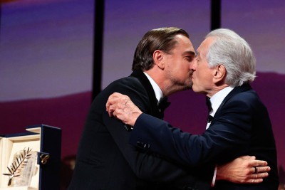 Leonardo DiCaprio beija Robert de Niro ao entregar a ele a Palma de Ouro honorária, na abertura do Festival de Cannes    -  (crédito: Valery Hache/AFP)