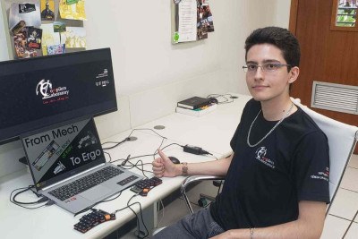 Kael Soares Augusto, tem 23 anos e criou teclado ergonômico que promete facilitar a vida de quem tem tendinite -  (crédito: Arquivo Pessoal)