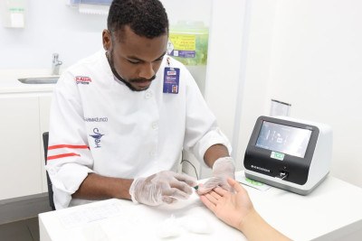 A coleta é feita de forma rápida e segura, com uma pequena gota de sangue retirada da ponta do dedo -  (crédito: Imagem: Reprodução/Drogaria Araujo)