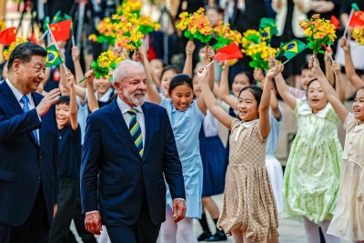 O líder chinês Xi Jinping e o presidente Lula durante a cerimônia de boas-vindas, no Grande Palácio do Povo
       -  (crédito:  Ricardo Stuckert / PR)