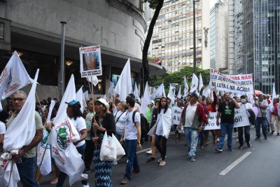Durante a tarde, manifestantes caminharam por Belo Horizonte, saindo da sede do Instituto Nacional de Colonização e Reforma Agrária (Incra), passando pela Praça Sete, no hipercentro do município, e finalizando na Praça da Estação -  (crédito: Gladyston Rodrigues)