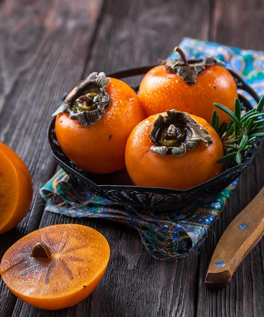 O consumo regular de frutas é essencial para ter uma vida mais saudável. Doce e saboroso, o caqui é uma dessas iguarias, que traz inúmeros benefícios e impactos para o bem-estar dos indivíduos.  -  (crédito: Imagem de ????? ???????? por Pixabay)