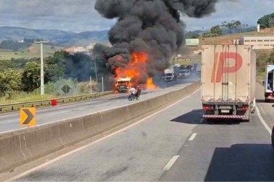 Vídeos mostram carreta tomada pelas chamas na BR-381, no Sul de Minas -  (crédito: Redes sociais)