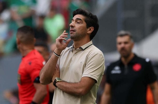 ABEL FERREIRA - O português fez girar bem o seu elenco e teve méritos ao conseguir quebrar bastante a primeira linha defensiva do São Paulo. Na segunda etapa, não conseguiu organizar bem o time e, mais uma vez, foi expulso, prejudicando o time com sua ausência na beira do campo e na próxima partida. Nota; 6 - Foto: Cesar Greco/Palmeiras