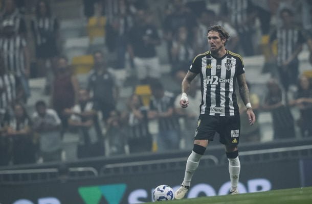 LYANCO: No primeiro tempo, acertou um lindo passe em uma jogada com uma cavada. No segundo, tentou repetir a jogada, mas errou e entregou a bola para Canobbio. Apesar disso, se recuperou e foi essencial para a vitória, demonstrando liderança e suporte defensivo. NOTA: 6,0 Foto: Pedro de Souza/Atlético