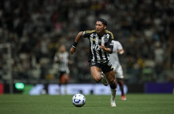 RONY: No dia do seu aniversário de 30 anos, lutou bastante e foi muito participativo, mas sentiu a falta de aproximação do ataque. Valeu pelo esforço e pelo apoio na marcação. Saiu quando o Galo empatou o jogo. NOTA: 5,5. Foto: Pedro de Souza/Atlético