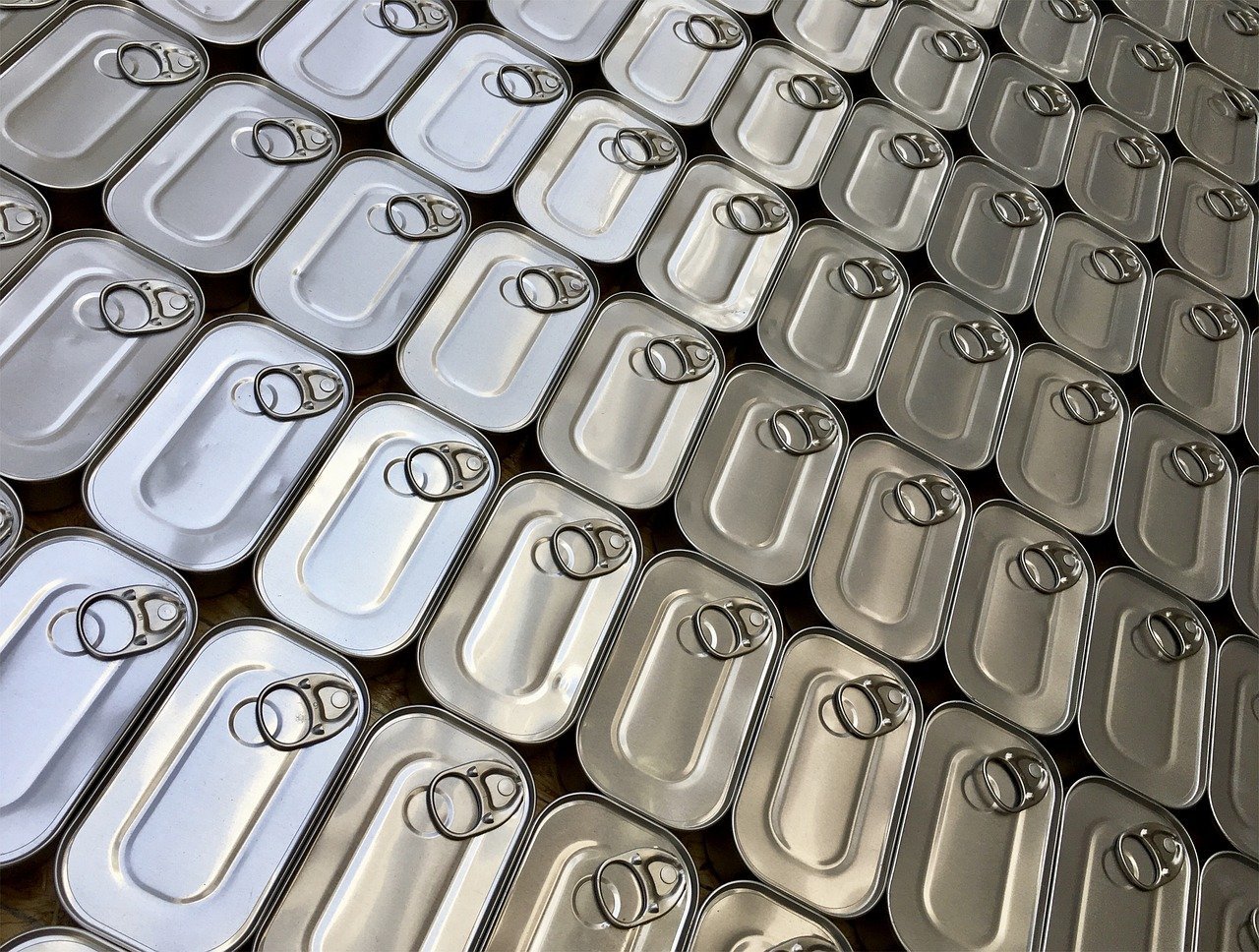 Na fábrica de conservas, os peixes são lavados, tendo suas cabeças removidas, Assim, eles são defumados ou cozidos, seja por fritura profunda ou por cozimento a vapor, sendo depois secos.