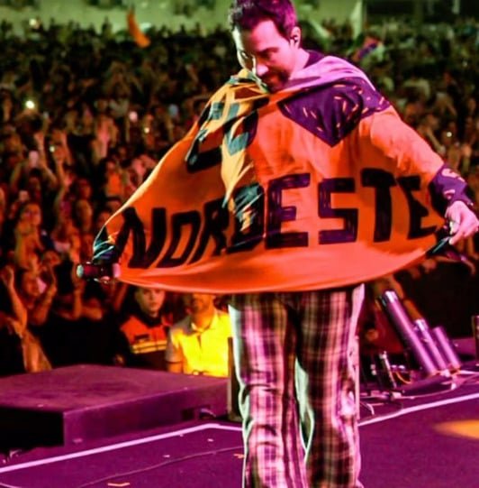 Aos 22 anos, quando ainda se preparava para ser padre, Fábio de Melo se apaixonou por uma mulher de 25. A relação, descrita pela biografia como "algo diferente, real e íntimo", o fez alimentar o desejo de ser pai. Contudo, ele acabou por manter seu propósito de se dedicar ao sacerdócio.
