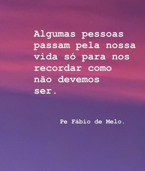 Antes de vestir batina, ele foi vendedor de doces, entregador de pão, ajudante de pedreiro e chegou a trabalhar também em colheita de café. Segundo a biografia "Humano Demais", escrita por Rodrigo Alvarez, Fábio tem origem humilde e sofreu com os atos violentos do pai alcoólatra.
