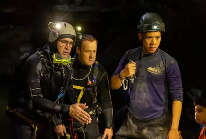 No mesmo ano, Farrell faz um dos socorristas no drama "Treze Vidas: O Resgate", dirigido por Ron Howard, que conta a histÃ³ria dos meninos que ficaram preso em uma caverna na TailÃ¢ndia.