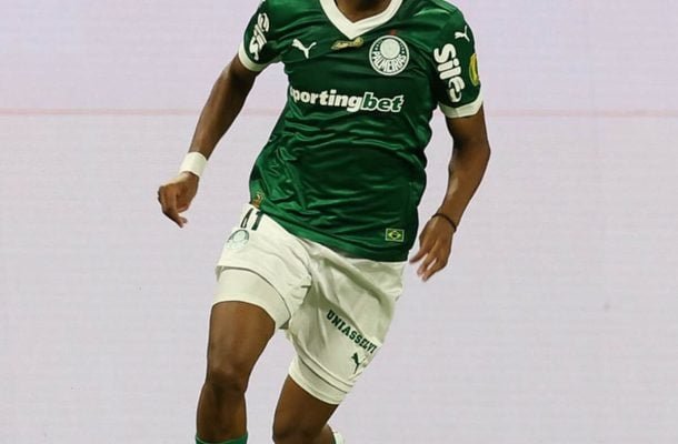 ESTÊVÃO - Em seu último clássico antes de ir para a Europa, o atacante, mais uma vez, participou muito bem, com bastante flutuação em campo e conseguindo criar boas oportunidades. Faltou o gol, algo que não aconteceu em clássicos neste seu começo de carreira. Nota: 7 - Foto: Cesar Greco/Palmeiras