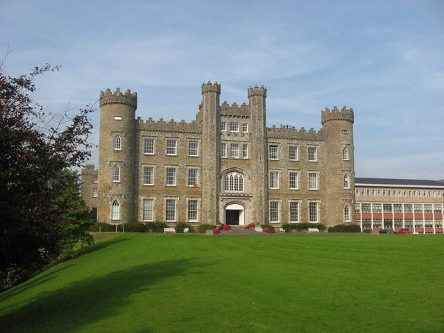 Colin Farrell é natural de Castleknock, Dublin, Irlanda. Ele nasceu em 31 de maio de 1976. Antes de fazer sucesso em Hollywood, Farrell estudou na St. Brigid's National School e no Gormanston College (foto), um colégio particular católico em County Meath.