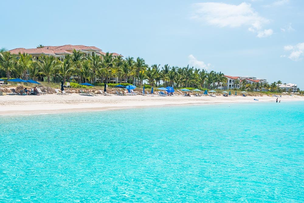 Grace Bay (Ilhas Turcas e Caicos): Com águas cristalinas e areia branca fina, essa praia tem um mar calmo e morno, perfeita para nadar e relaxar.
