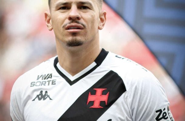 HUGO MOURA - O volante teve um pouco de dificuldade para fazer a saída de jogo. Na segunda etapa, passou para a defesa, mas acabou expulso e prejudicou em uma possível corrida pelo empate. Nota: 4,5 - Foto: Matheus Lima/Vasco