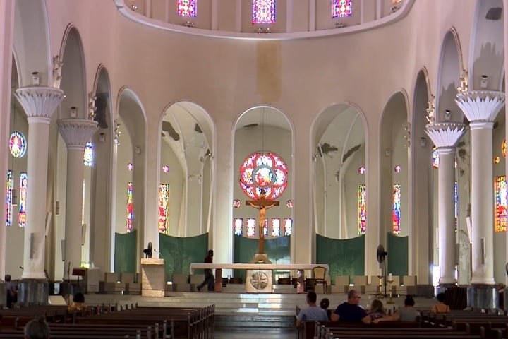 Além disso, as dificuldades sociais e políticas da América Latina são vistas com cautela por setores mais conservadores da Igreja.