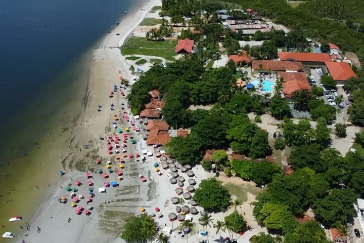 A região enfrenta problemas como o descarte irregular de lixo e a pressão do crescimento urbano desordenado.