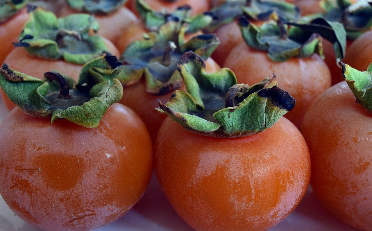 O caqui "Taubaté", por sua vez, apresenta uma polpa gelatinosa, cor vermelha e sabor adocicado, semelhante ao caqui Rama Forte. 