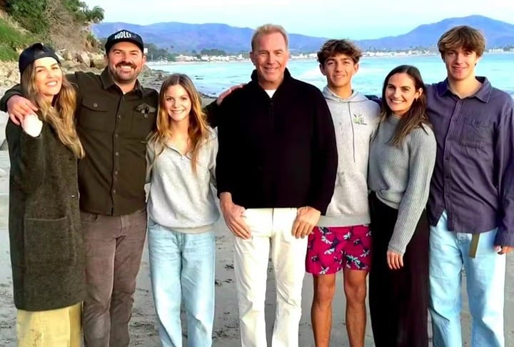Costner foi casado duas vezes e tem sete filhos, sendo três de um casamento, três de outro e um de um relacionamento mais curto.