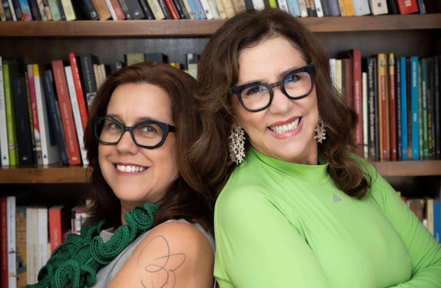 Luciana Salles e Rosana Montalverne sorriem para a câmera