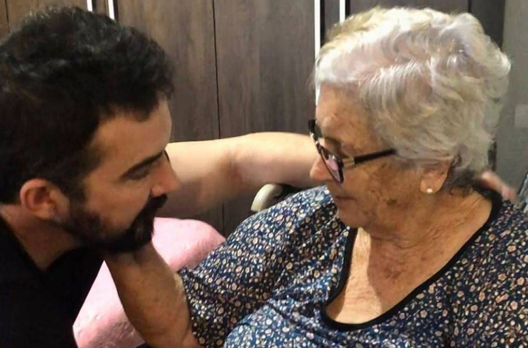 "Quando colocou ela no vídeo, que ela me viu, esqueceu a dor dela. Ela quis me acalmar. Eu vi que ela ficava ofegante fingindo que não estava. Eu falei 'mãe, a senhora vai dormir um pouquinho que a senhora está muito cansada', e acho que ela sabia que não voltaria. Ela disse assim, 'sim, eu estou muito cansada, Fabinho, mas daqui a pouco eu estou de volta'. E essa foi a última vez. Depois eu recebi um corpo lacrado", contou. 

