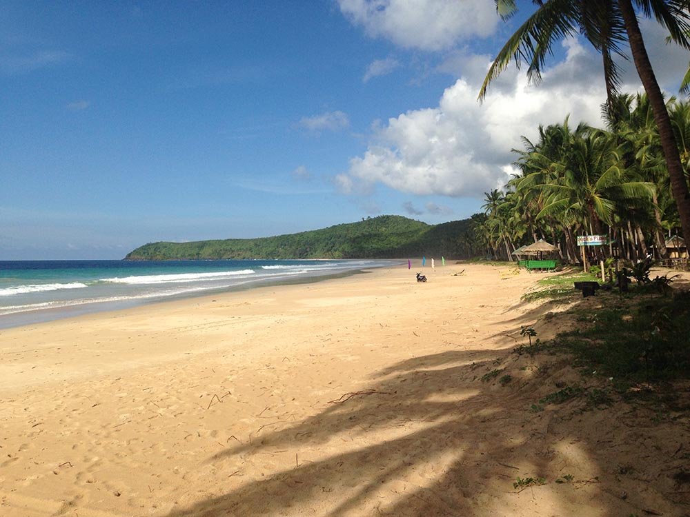 Nacpan Beach (Filipinas): Em El Nido, essa praia tem uma longa faixa de areia dourada e um mar sereno, Ã³timo para famÃ­lias e banhistas inseguros.
