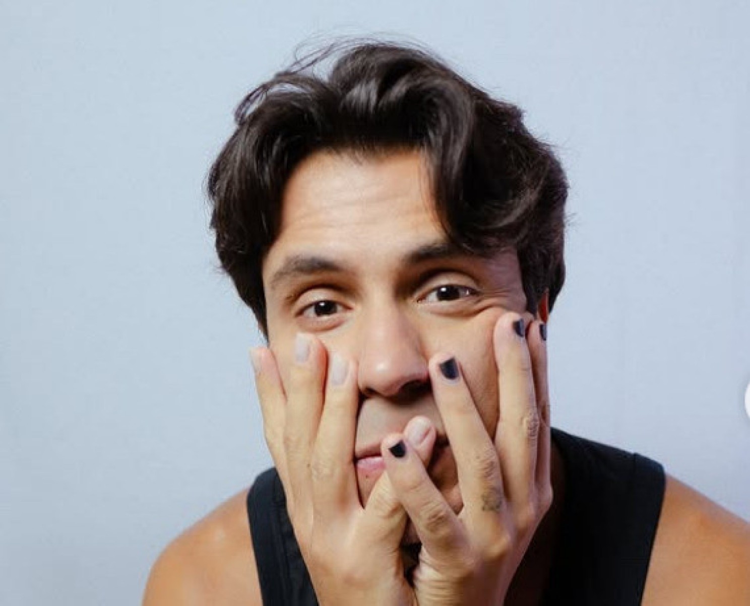 O cantor e compositor Pe Lu traz a BH o show acústico que estreou no Tranquilo de São Paulo Com as mãos no rosto, músico Pe Lu olha para a câmera