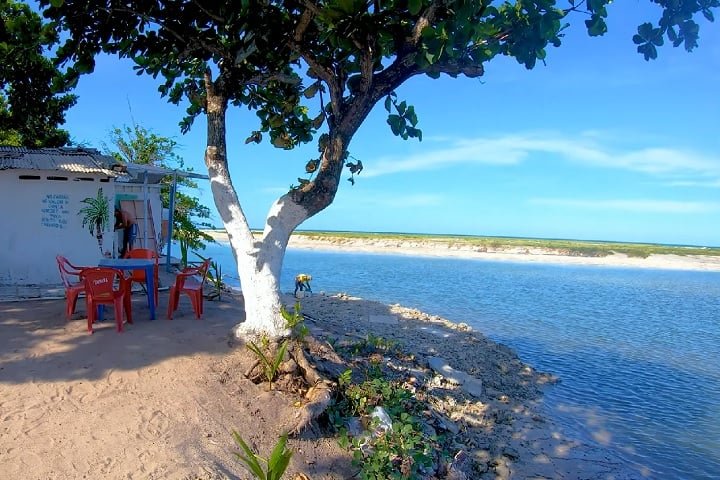A comunidade que vive ao redor da Praia do Sossego é bastante simples, com raízes fortes na pesca, e tem se engajado cada vez mais em debates sobre sustentabilidade e conservação ambiental.