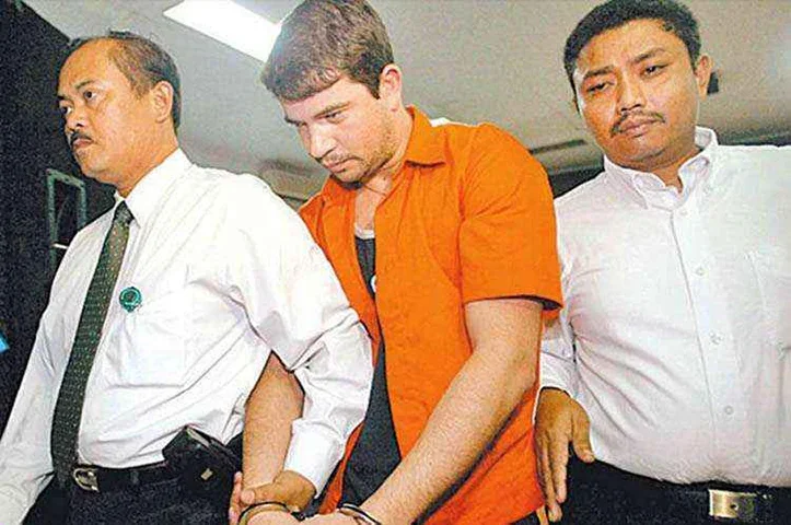 Em 29/4/2015, Rodrigo Gularte também foi executado. Condenado por tráfico de drogas, Rodrigo tinha sido preso em 2004 ao tentar entrar na Indonésia com 6 kg de cocaína escondidos em pranchas de surfe. Apesar de sua família ter alegado que ele sofria de esquizofrenia, o governo indonésio não aceitou a condição como motivo para suspender a execução. -Divulgação / Depto. Policia da Indonesia