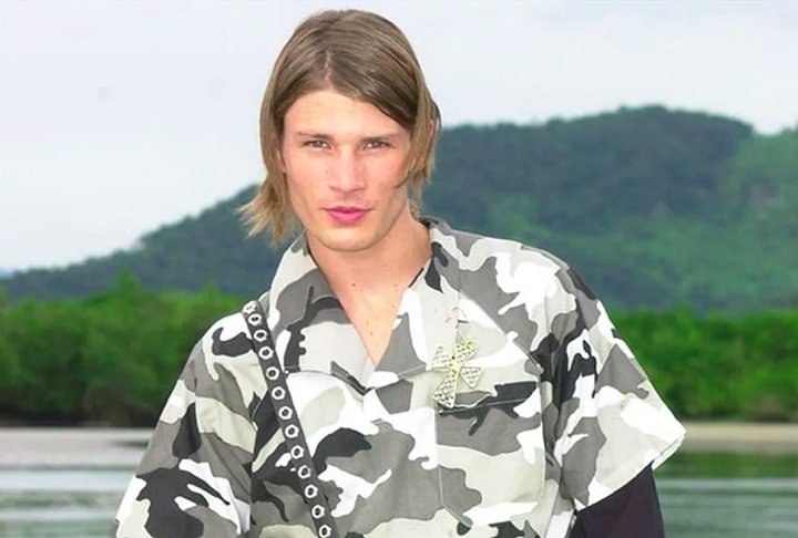 Sua estreia como ator aconteceu na Globo, onde participou de novelas como "Desejos de Mulher" (2002), "América" (2005) e "Pé na Jaca" (2006).