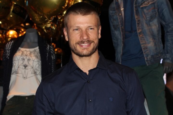 Apresentador, modelo e empresário brasileiro, Rodrigo Hilbert ficou conhecido por seu carisma, versatilidade e estilo de vida ligado à natureza, à culinária e à família.