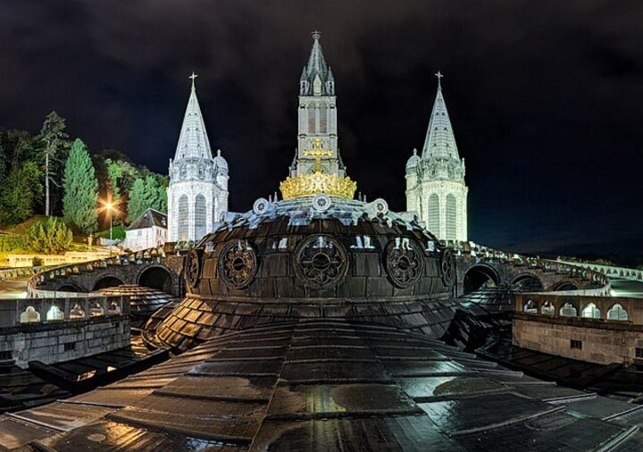 Lourdes é um dos mais importantes santuários do mundo, destino de cerca de 3,5 milhões pessoas anualmente - entre peregrinos católicos e turistas. 

