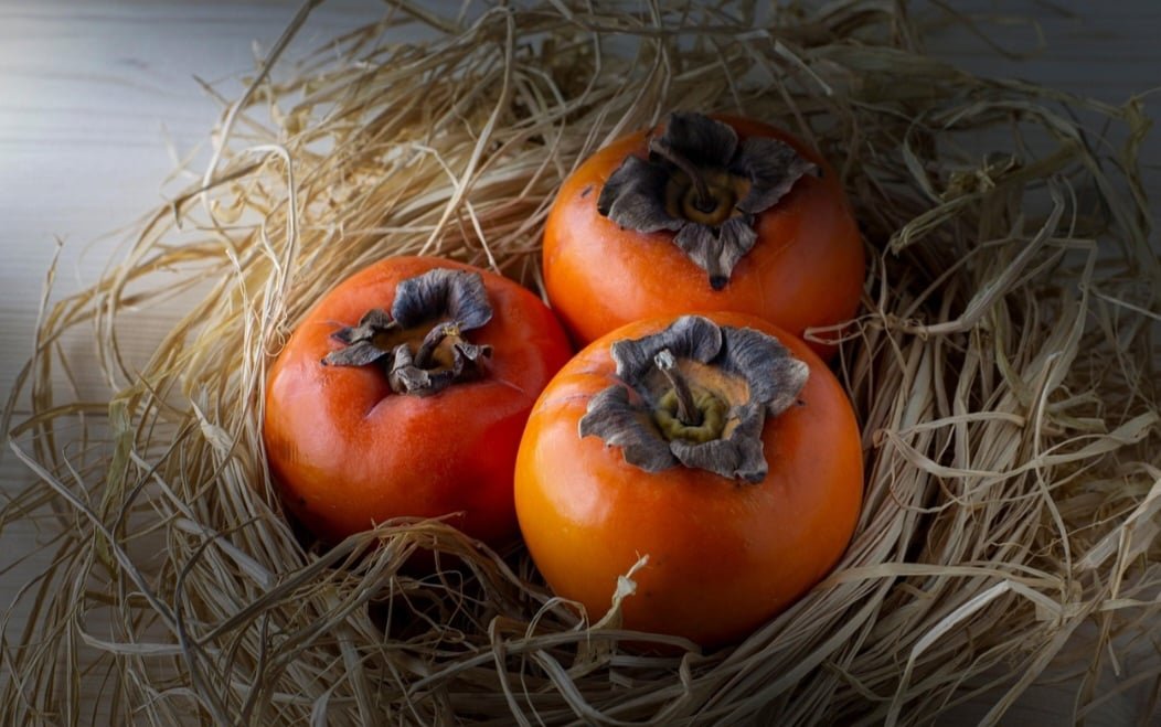 O teor de açúcar o torna uma fruta energética. Além disso, o potássio do caqui ajuda a repor esse mineral que foi perdido no suor de quem pratica atividade física. 